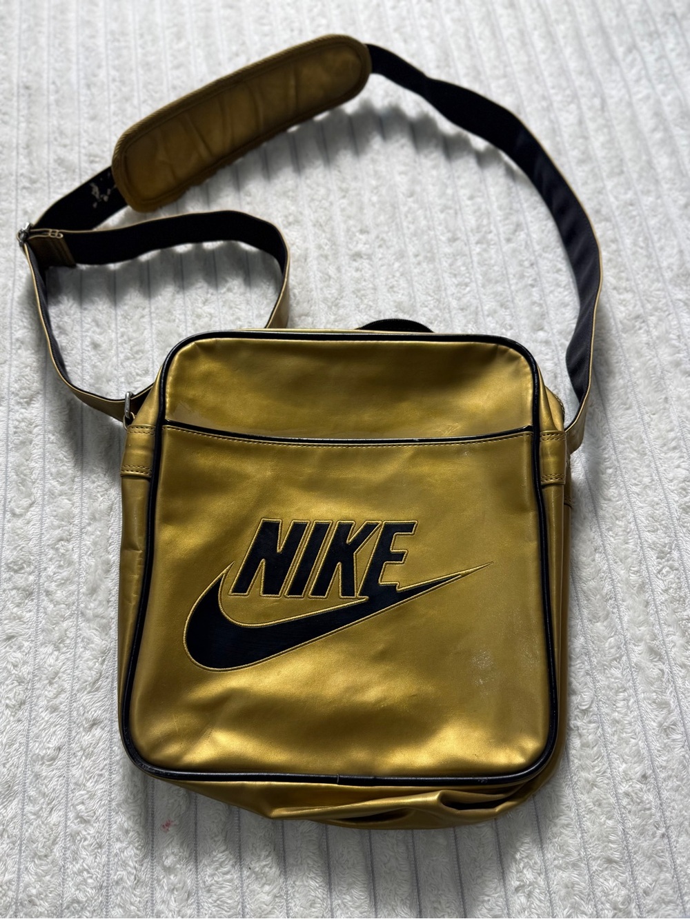 Nike Gold Black Men’s Medium Messenger Bag Zip Closure Adjustable Strap